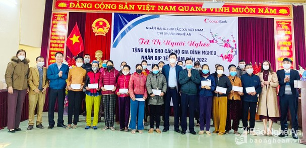 Ngân hàng Hợp tác xã Việt Nam - Chi nhánh Nghệ An trao 50 triệu đồng quà Tết ở Tương Dương
