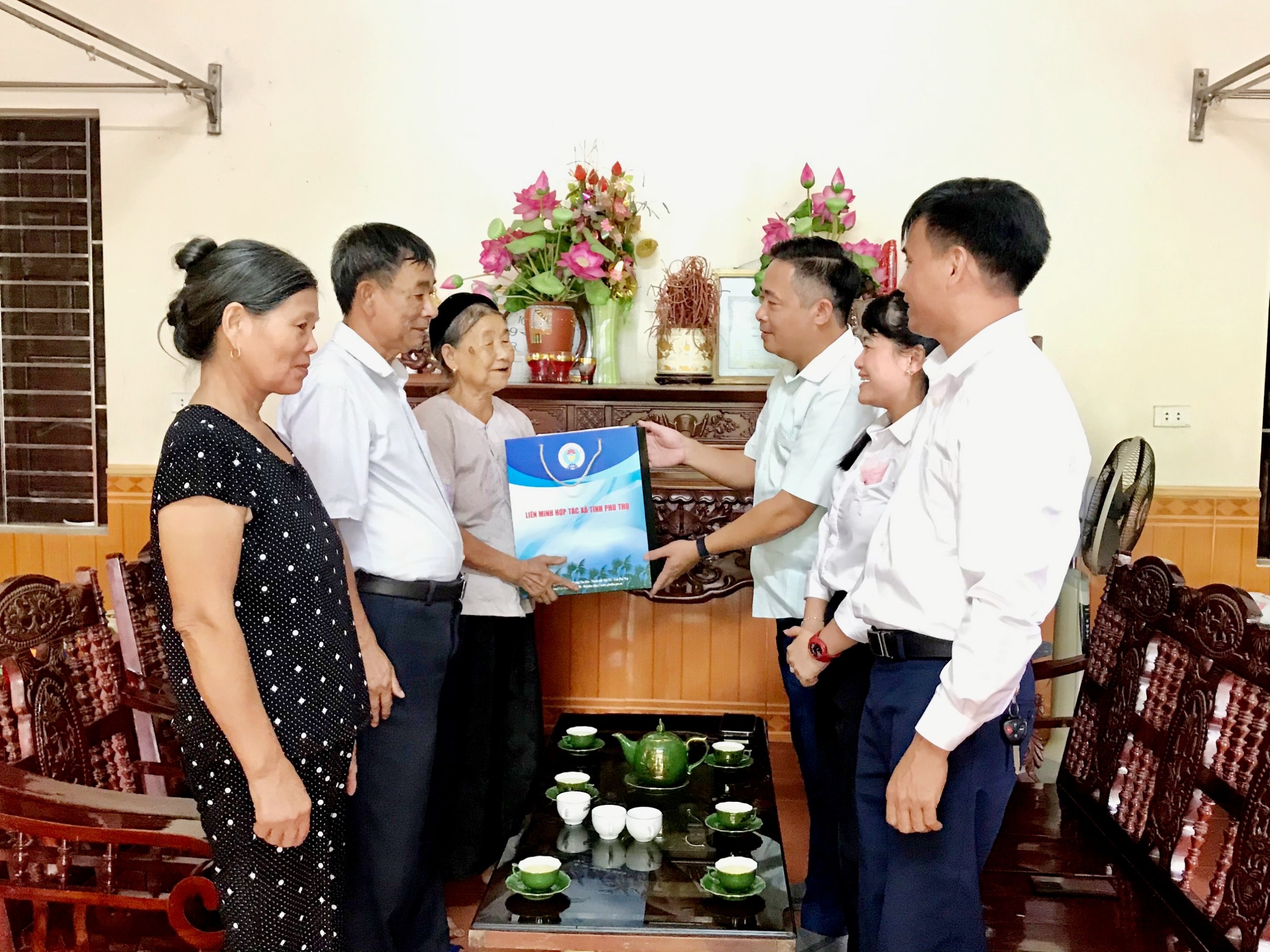 Liên minh HTX tỉnh Phú Thọ tổ chức thăm hỏi và tặng quà tri ân nhân dịp kỷ niệm ngày thương binh, liệt sỹ