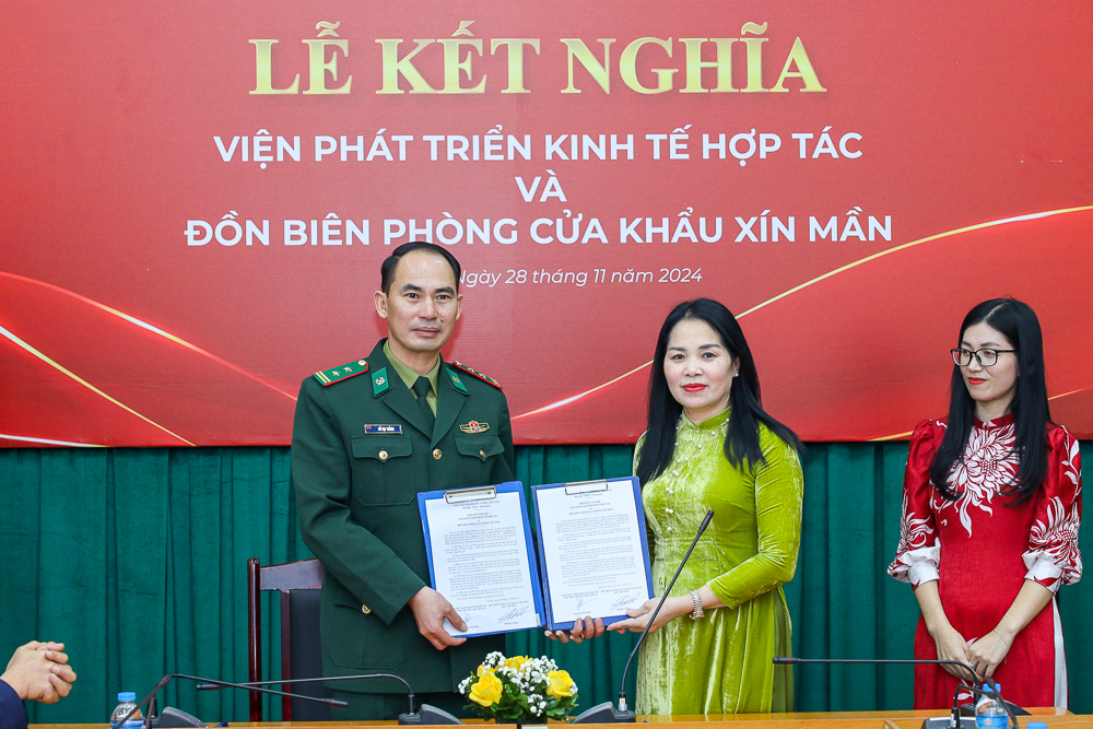Lễ Kết nghĩa giữa Viện Phát triển kinh tế hợp tác và Đồn biên phòng Cửa Khẩu Xín Mần, tỉnh Hà Giang
