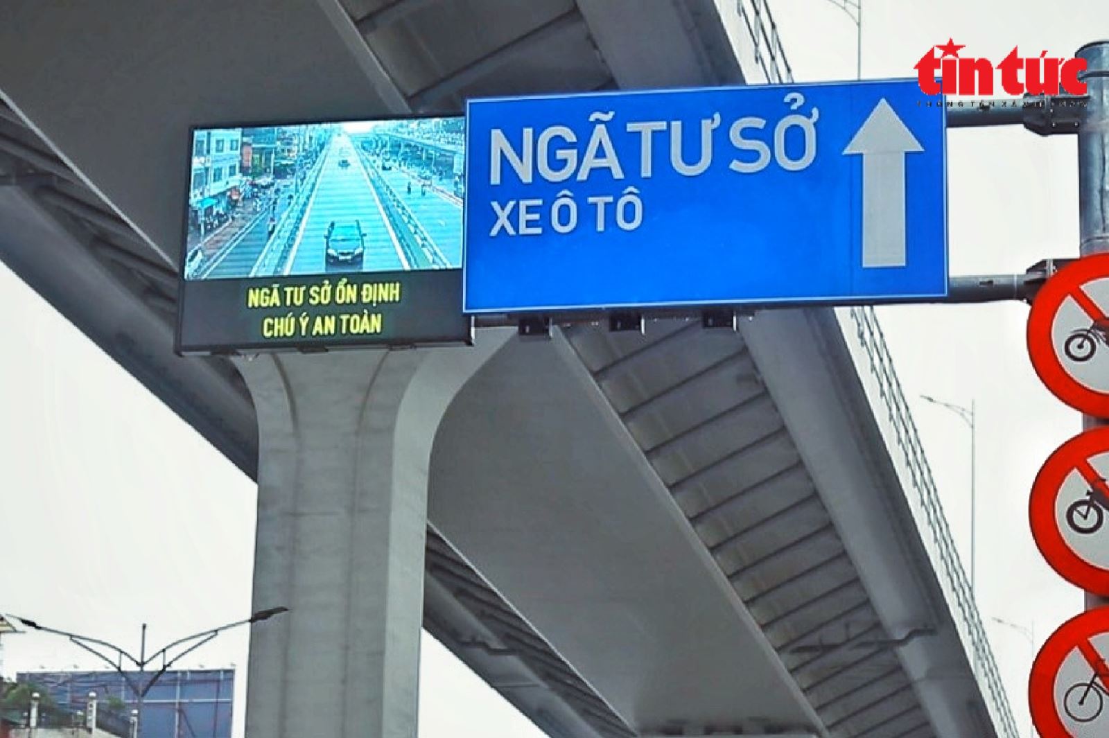 Cận cảnh biển báo thông minh tại các 'điểm đen' giao thông ở Hà Nội