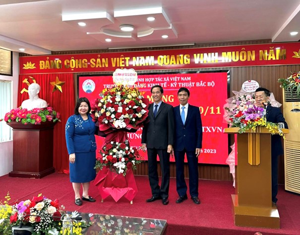 Chủ tịch Liên minh Hợp tác xã Việt Nam thăm và chúc mừng Ngày Nhà giáo Việt Nam 20/11 Trường Cao đẳng Kinh tế - Kỹ thuật Bắc Bộ
