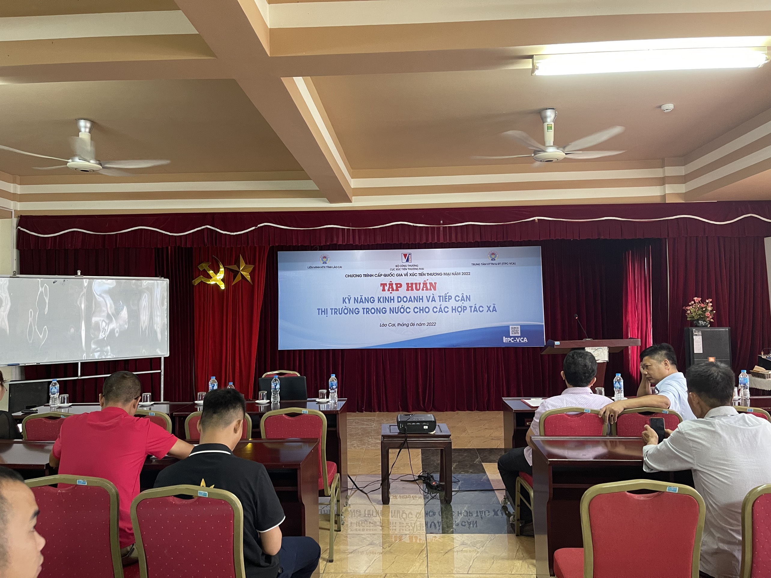 Tổ chức khóa đào tạo, tập huấn kỹ năng kinh doanh và tiếp cận thị trường trong nước cho các HTXnăm 2022  