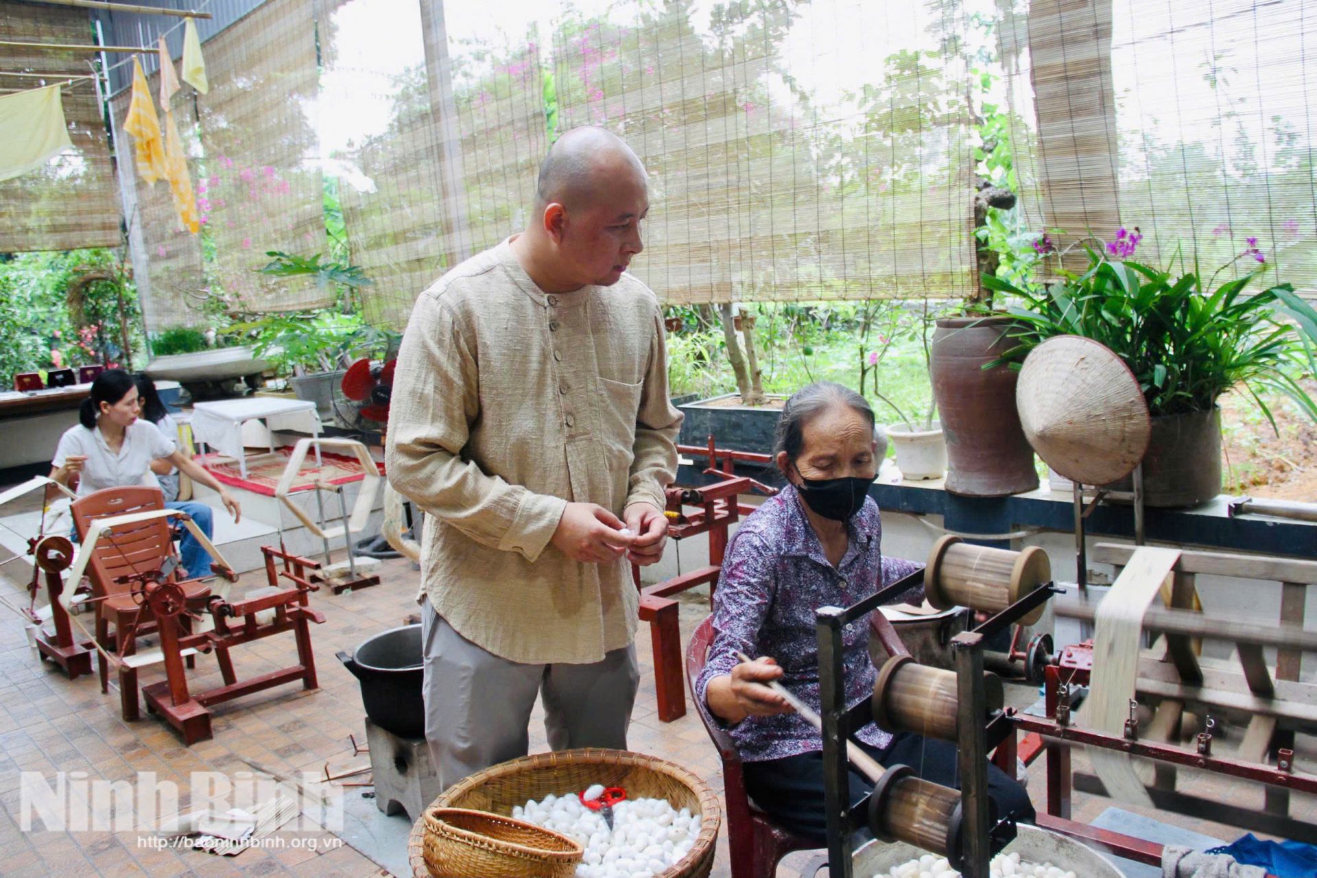 Giám đốc hợp tác xã trẻ và khát khao xây dựng thương hiệu “Lụa Hoa Lư”