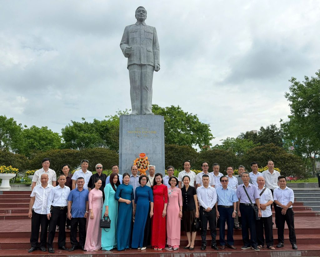 Liên minh Hợp tác xã tỉnh Hưng Yên tổ chức kỷ niệm 136 năm ngày sinh Chủ tịch Hồ Chí Minh và ra mắt Câu lạc bộ Cán bộ hưu trí